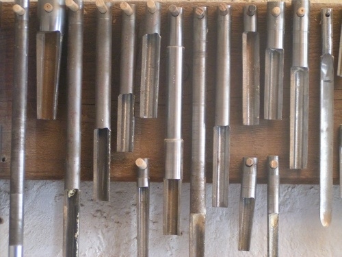 alésoirs dans un atelier de fabrication de flûtes à bec
