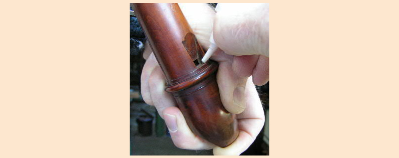 How to put anti-condens liquid into the recorder's windway with a dropper