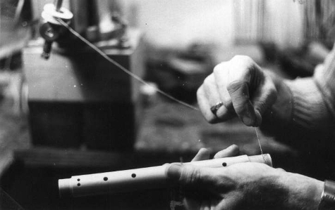 la fabrication d'une flûte à bec : la mise en place des joints sur les tenons du corps