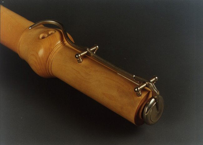 clé de pavillon posée sur une flûte à bec ténor