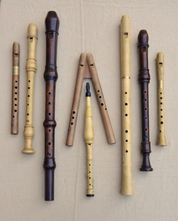 flûtes à bec de différents styles ainsi qu'un flageolet français