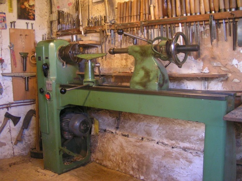 un tour à bois dans un atelier de fabrication de flûtes à bec